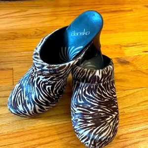 Dansko zebra mule clogs Size 38. Brown and tan. Super comfy. Pre loved.